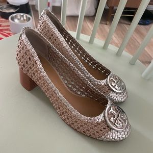 TORY BURCH - Chelsea Woven Silver Leather Pumps.